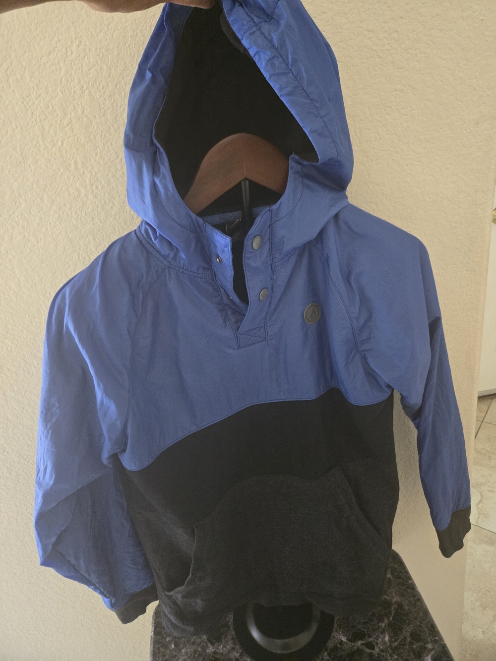 Volcom Kids Hooded Sweatshirt. L